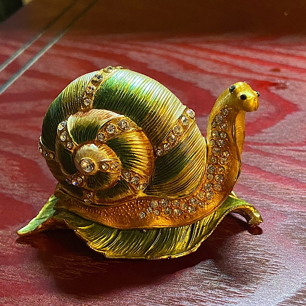 Rhinestone Bedazzled Green Snail Trinket Jewelry Box Magnetic Hinged Figurine